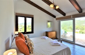 4 bedrooms, iron/ironing board, free WiFi, bed sheets