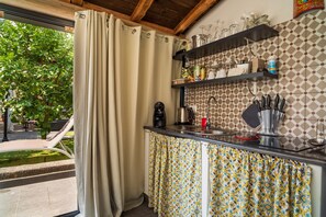 Fridge, microwave, stovetop, coffee/tea maker - Apartment 'A Ugghia' with Private Garden, Wi-Fi, and Air Conditioning (Fiumefreddo Sicilia)