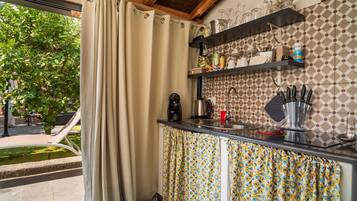 Refrigerador, microondas, parrilla de estufa y cafetera y tetera