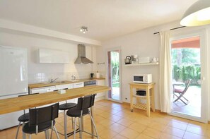 Fridge, microwave, oven, stovetop - Holiday Home 'Albeniz' with Private Pool, Wi-Fi and Air Conditioning (Cala Pi)