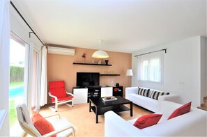 TV - Holiday Home 'Albeniz' with Private Pool, Wi-Fi and Air Conditioning (Cala Pi)