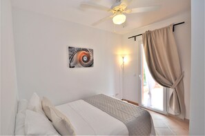 4 slaapkamers, een strijkplank/strijkijzer, gratis wifi, beddengoed