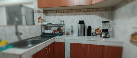 Een koelkast, een microgolfoven, een oven, een kookplaat