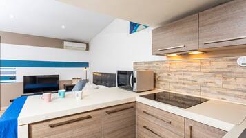 Fridge, microwave, stovetop, coffee/tea maker