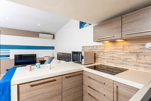 Fridge, microwave, stovetop, coffee/tea maker