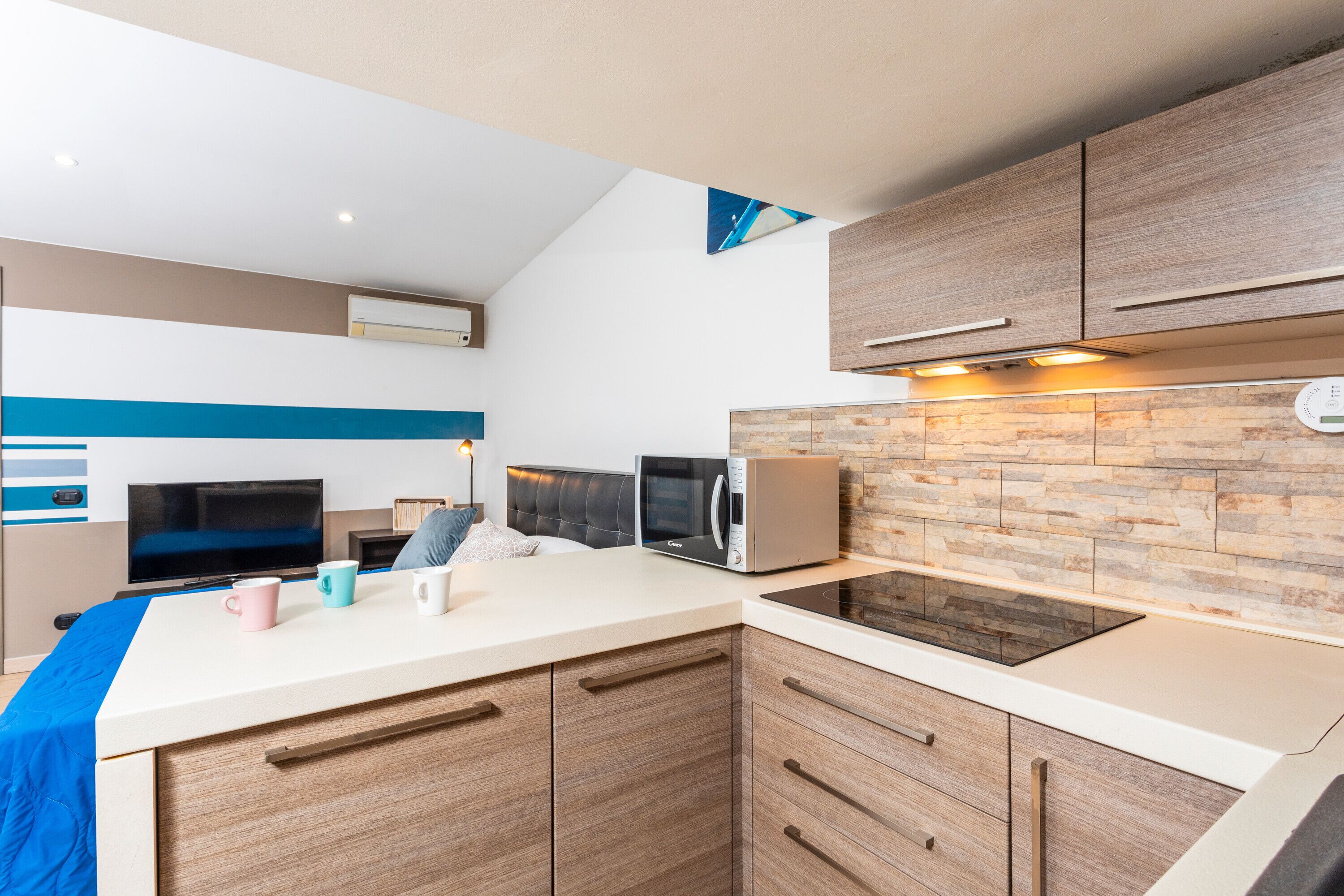 Kühlschrank, Mikrowelle, Herdplatte, Wasserkocher mit Kaffee-/Teezubehör