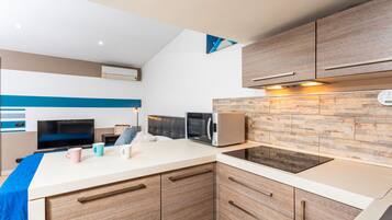 Kühlschrank, Mikrowelle, Herdplatte, Wasserkocher mit Kaffee-/Teezubehör