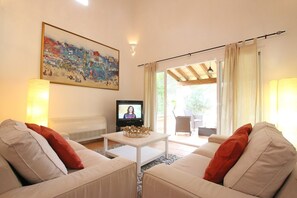 Televisión, reproductor de DVD y tenis de mesa 