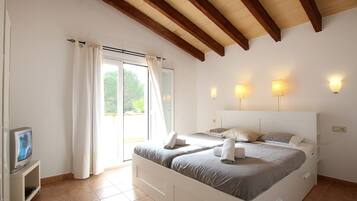 4 slaapkamers, een strijkplank/strijkijzer, gratis wifi, beddengoed