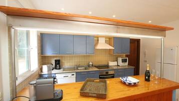 Een koelkast, een magnetron, een oven, een kookplaat