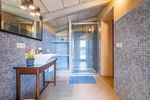Dusche, Haartrockner, Handtücher