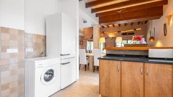 Jääkaappi, mikroaaltouuni, uuni, liesi