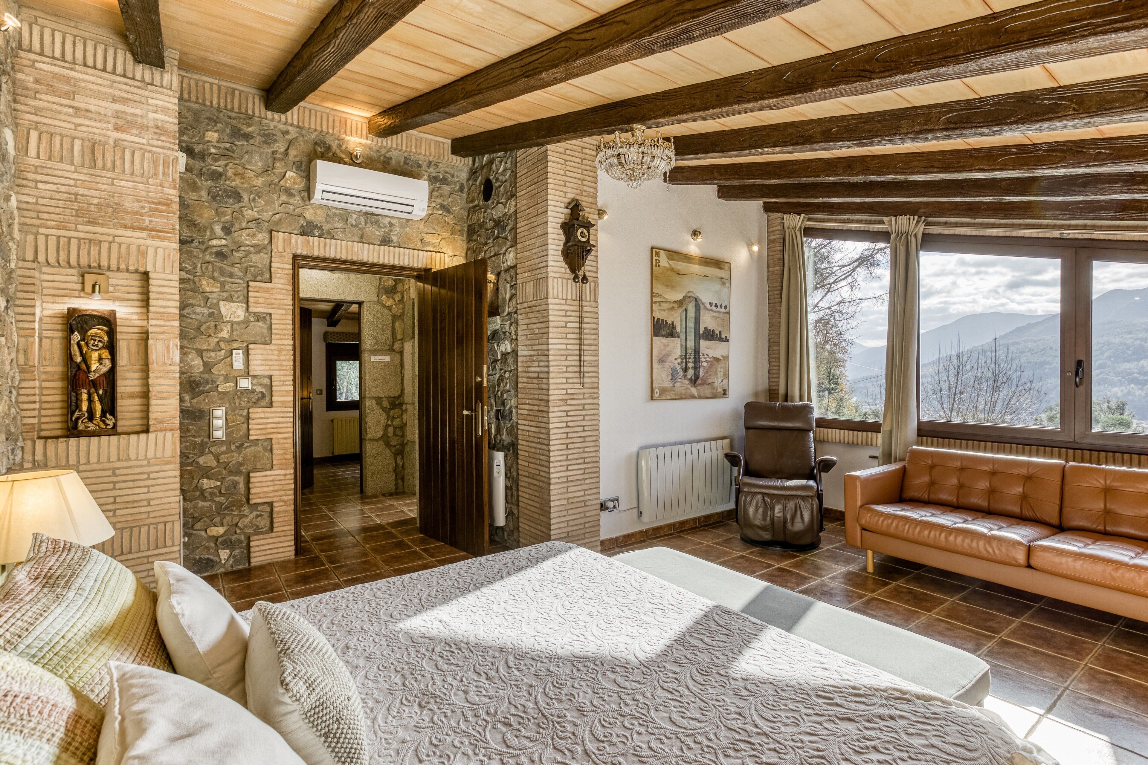 8 bedrooms, free WiFi, bed sheets