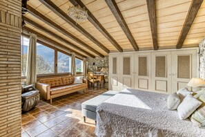 8 bedrooms, free WiFi, bed sheets