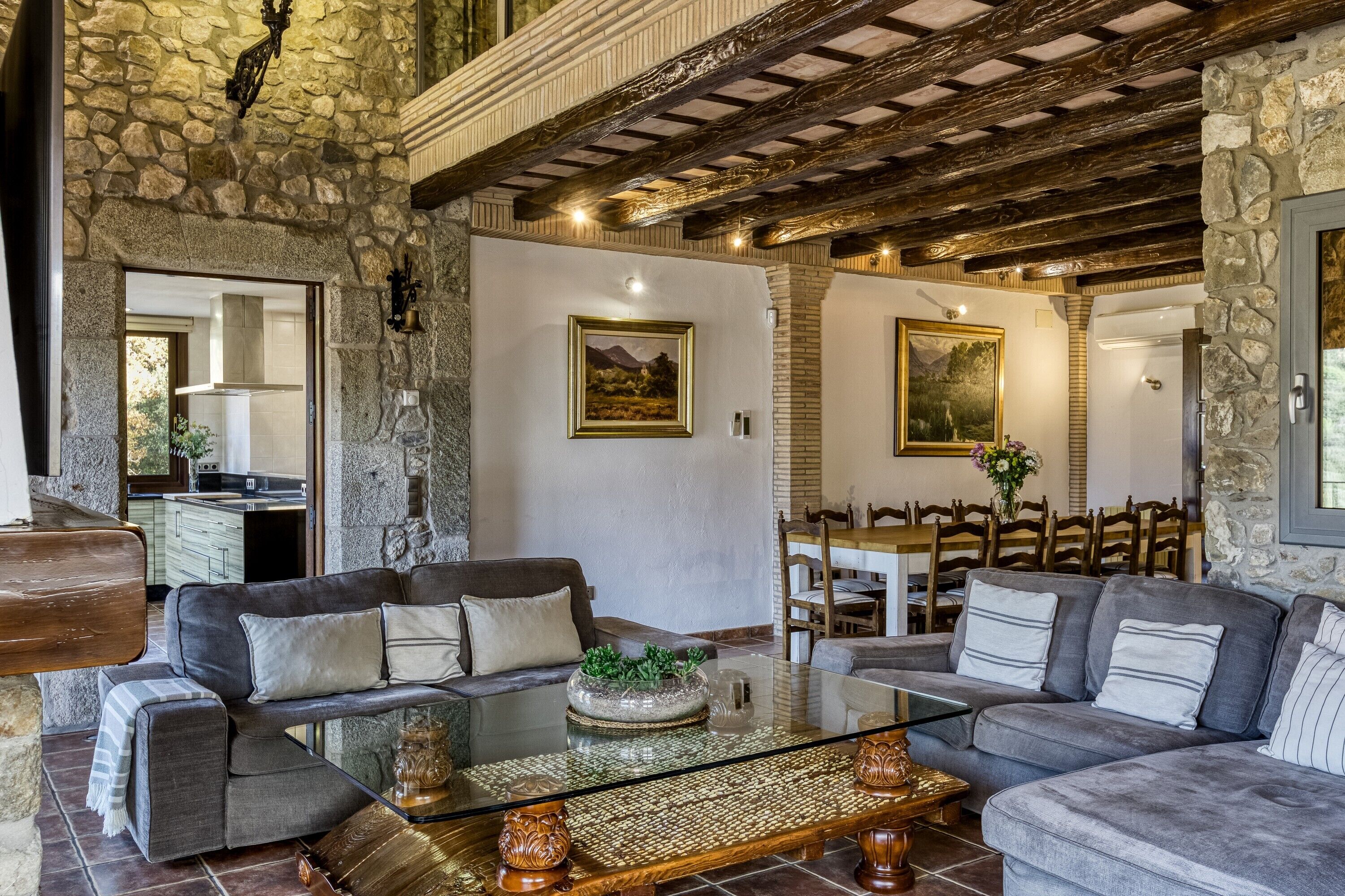 Télévision, cheminée, table de tennis de table