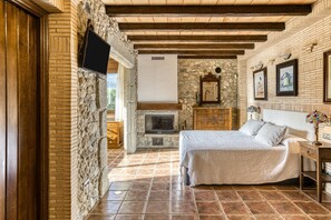 8 bedrooms, free WiFi, bed sheets