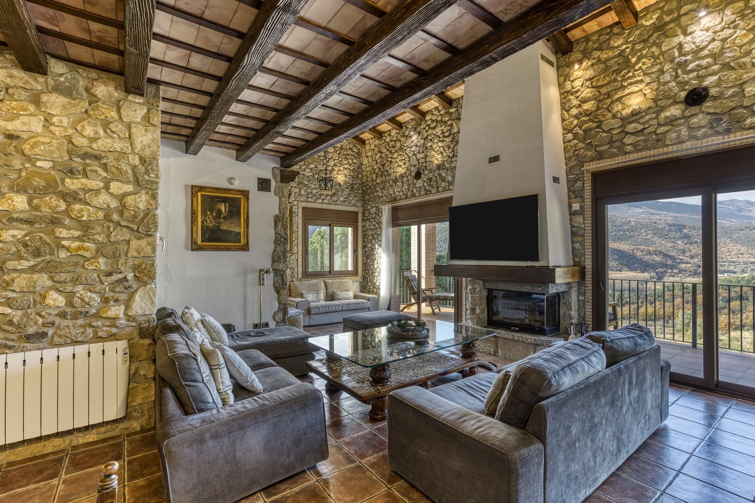 Una televisión, una chimenea, una mesa de tenis de mesa