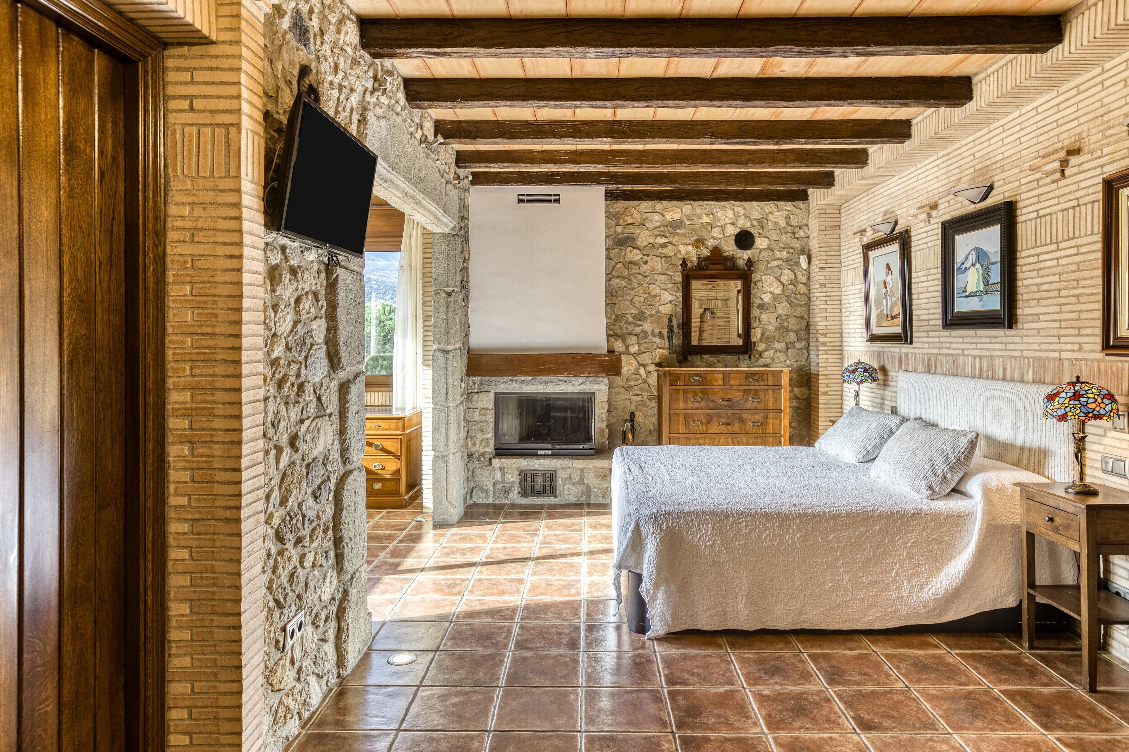 8 bedrooms, free WiFi, bed sheets