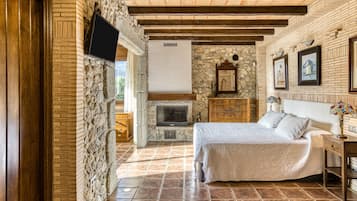 8 bedrooms, free WiFi, bed sheets