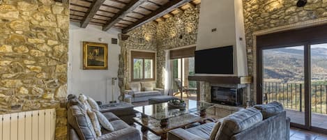 Televisio, takka, pöytätennispöytä