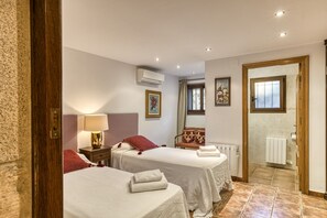 8 bedrooms, free WiFi, bed sheets - Vacation Home 'Can Xera' with Mountain View, Private Pool, Terraces, A/C & Wi-Fi (Amer)