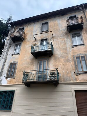 Exterior - Apartment 'Pietro' 1 of 4 in Villa Paruzzi 6Min from Lake Como (Dervio)
