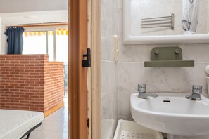 Shower, towels