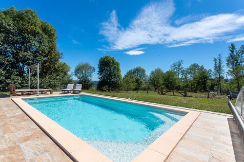 L'Azuré de Monein – Renovated Duplex with Stunning View, Private Pool, Garden, and Mezzanine