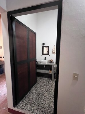 Regadera, secadora de cabello, toallas, jabón 