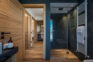 Een douche, een haardroger, handdoeken