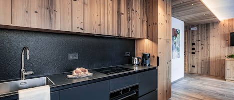 Réfrigérateur, four à micro-ondes, un four, surface de cuisson