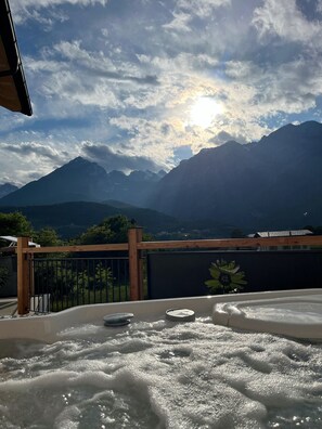Outdoor spa tub - Apartment 'Bucaneve' with Mountain View, Wi-Fi and Air Conditioning (Cavedago)