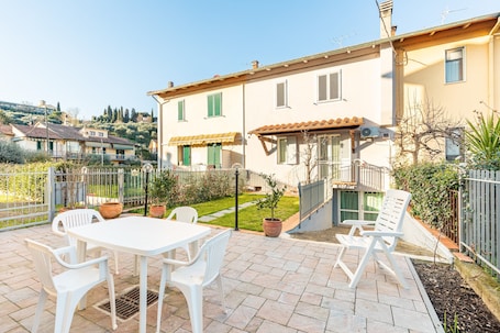 Ristorazione all'aperto. Casa vacanze 'Giuliana' con terrazza privata, giardino privato e Wi-Fi