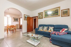 TV, fireplace, video games