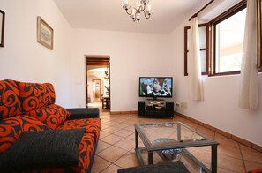 TV, lareira, mesa de pingue-pongue