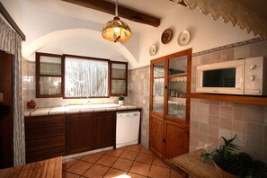 Fridge, microwave, oven, stovetop - Country House 'Can Ramon' with Sea View, Wi-Fi and Air Conditioning (Illes Balears)