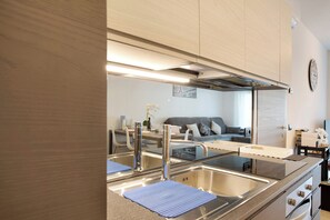 Kjøleskap, mikrobølgeovn, ovn og kokeplater