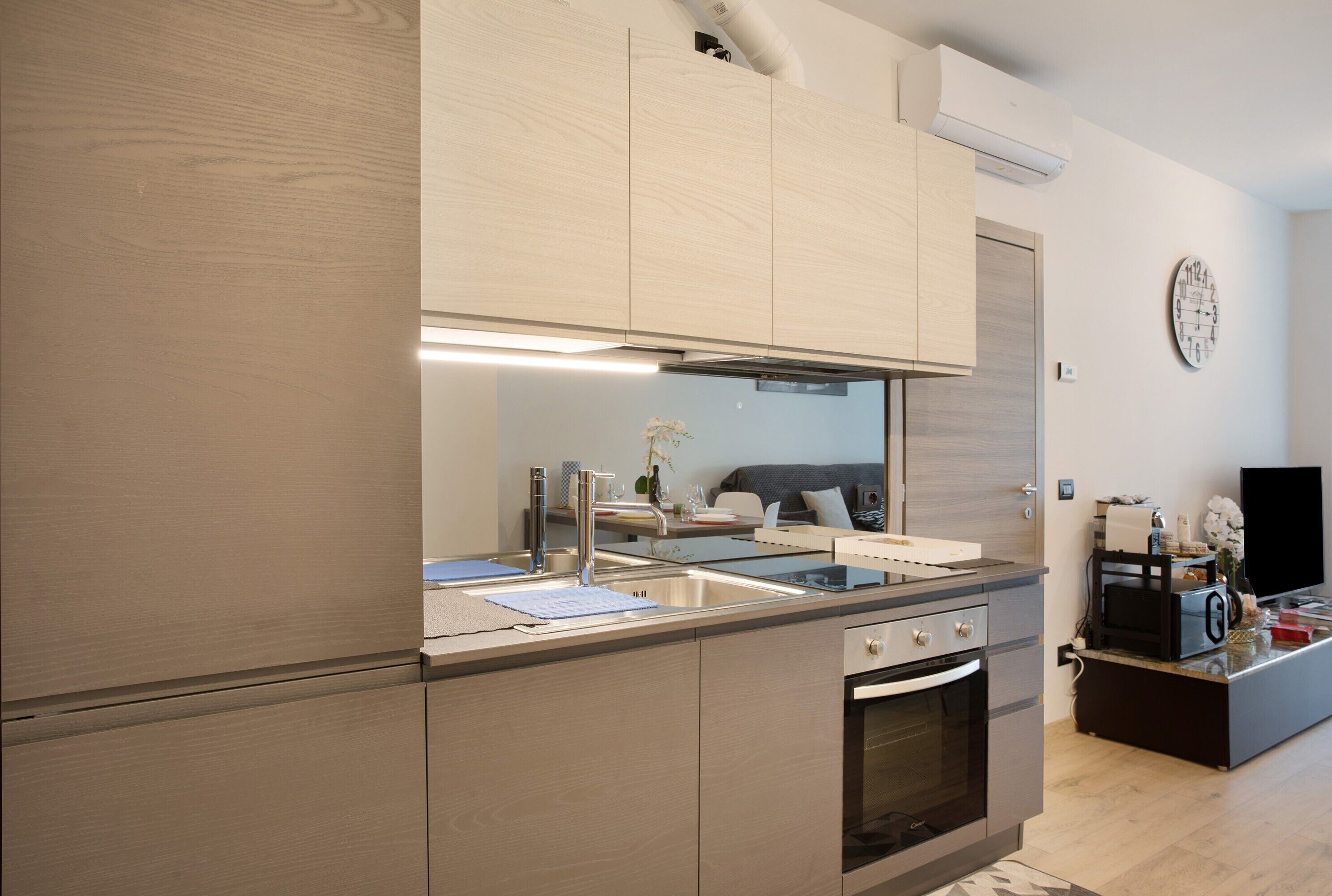 Réfrigérateur, micro-ondes, four, plaque de cuisson