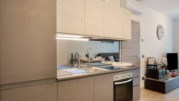 Réfrigérateur, micro-ondes, four, plaque de cuisson