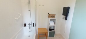 Ducha, secador de pelo, toallas