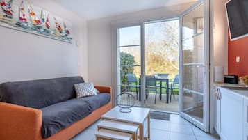 TV, tavolo da ping pong