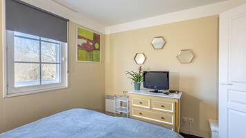 1 bedroom, iron/ironing board