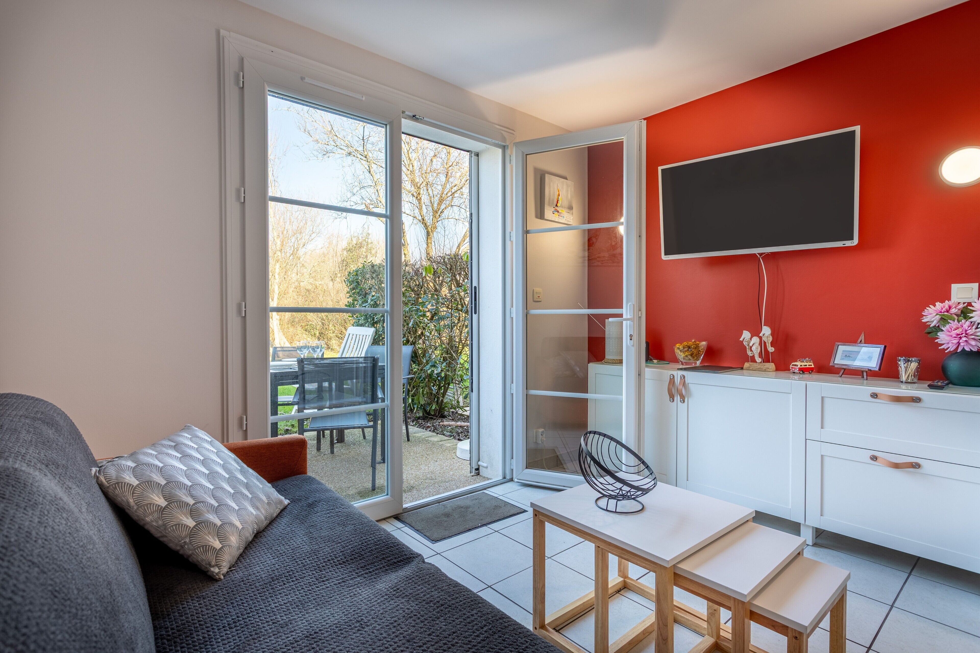 TV, tavolo da ping pong