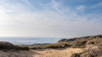 Una spiaggia nelle vicinanze