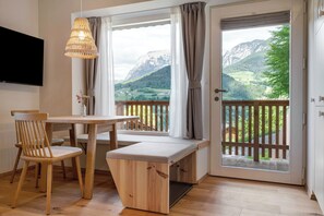 Dining - Apartment 'Hans' with Mountain View, Private Garden and Wi-Fi (Cornedo all'Isarco)