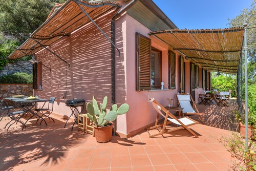 Villa 'Martini' mit Meerblick, privater Terrasse und Wi-Fi