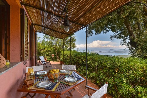 Villa 'Martini' mit Meerblick, privater Terrasse und Wi-Fi