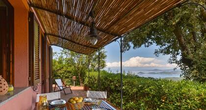 Villa 'Martini' mit Meerblick, privater Terrasse und Wi-Fi