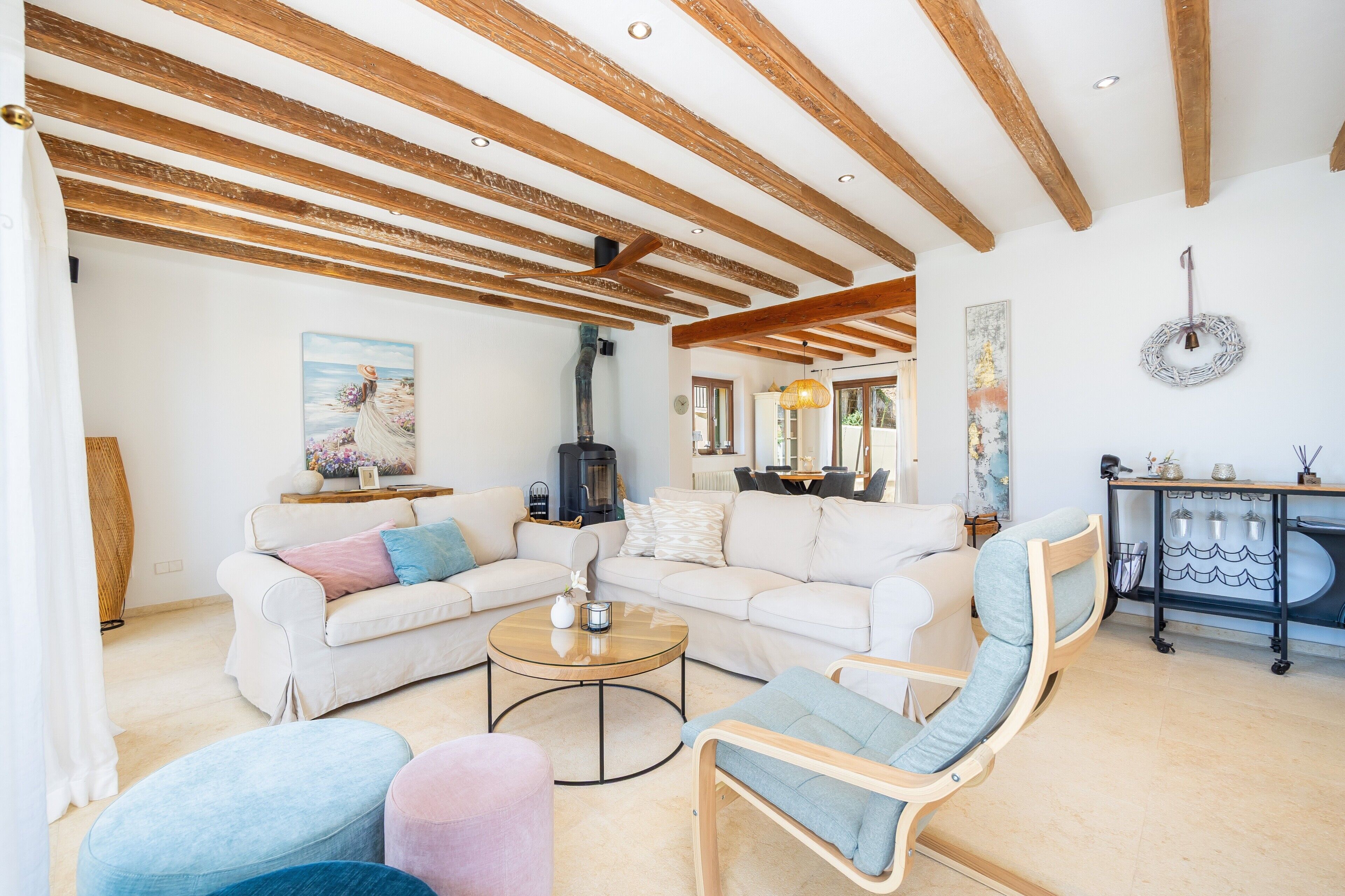 Una televisión, una chimenea, una mesa de tenis de mesa