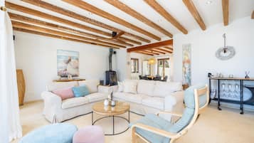 Una televisión, una chimenea, una mesa de tenis de mesa